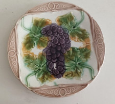 ASSIETTE EN BARBOTINE D ORCHIES ... DECOR GRAPPE DE RAISIN 