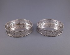 Paire de dessous de bouteille en argent massif