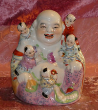 Bouddha rieur aux 5 enfants en porcelaine polychrome Famille rose Porte bonheur