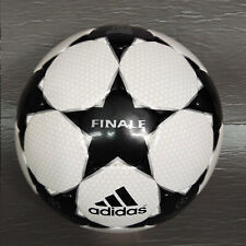 Ballon officiel Adidas finale UEFA Champions League 2001/2002 noir N blanc.
