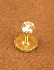 Une seule boucle d'oreille en