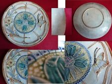  ASSIETTE BARBOTINE DECOR FLEURS ET PAPILLON  FAIENCERIE BELGE WASMUEL 1896-1914