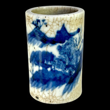 CHINE PORTE-PINCEAUX de forme rouleau en porcelaine craquelée à décor bleu XXème
