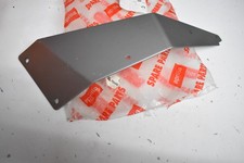 Support gauche porte plaque