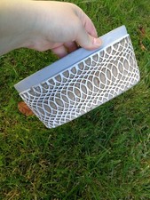 Cache pot pot de fleur en terre cuite oval, de couleur gris, finement décoré