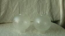 PAIRE DE GLOBE EN VERRE GRAVE POUR LAMPE A PETROLE*