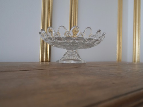 Coupe plat sur pied compotier