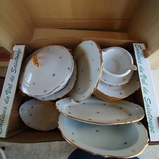 A découvrir ! Service de table en porcelaine vaisselles  19 pièces