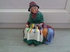 STATUE FIGURINE ROYAL DOULTON  HN 2017 SILKS AND RIBBONS