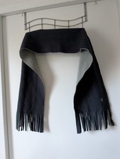 Echarpe gris foncé et gris clair avec insigne et franges L 138 cm L 20 cm