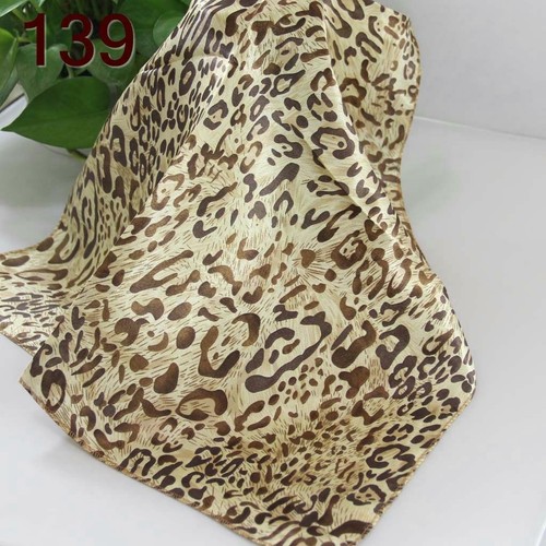 Foulard carré satin imprimé