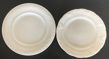 2 assiettes blanches en relief