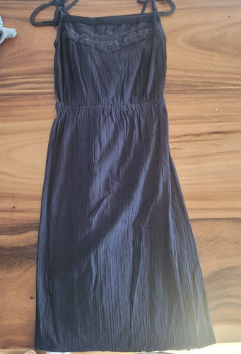 Robe noire longue fendue sur