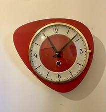 Ancienne Horloge Murale Vintage Forme Asymétrique en Formica Rouge - Années 60 -