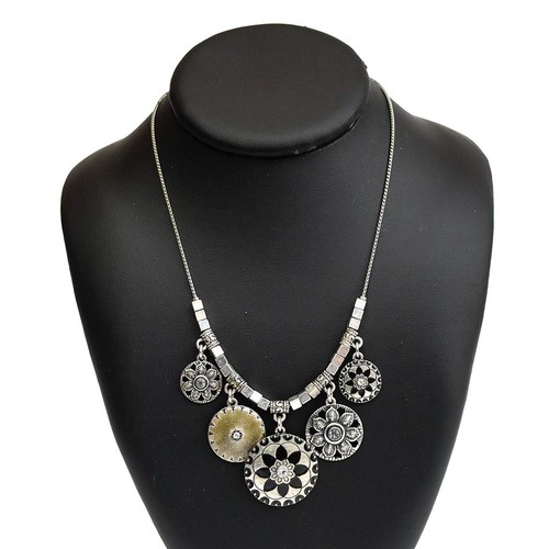 Collier breloques pastilles