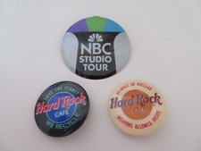 LOT DE 2 BADGES HARD ROK CAFE ET 1 NBC STUDIO TOUR