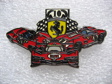 Pin's 3 Ferrari, drapeau à
