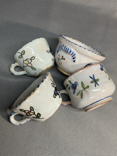 Quatre petites tasses - quatre,