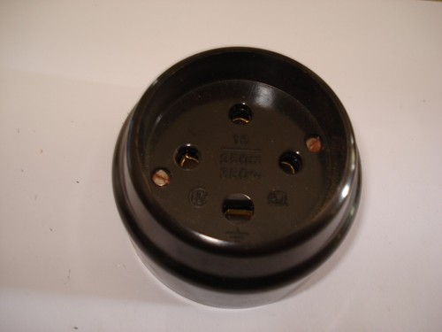 Ancien socle prise 3p - de, 3p+t