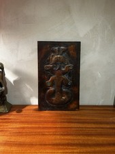 Panneau en cuivre repoussé sur bois – travail signé