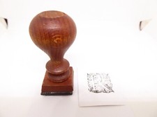 TAMPON - CACHET - BRODERIE - MONOGRAMME - BOIS / LAITON - LETTRE / LETTER - "R"