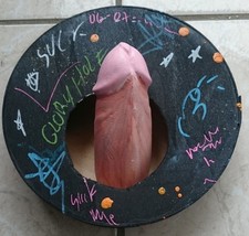 Glory hole, sculpture phallus