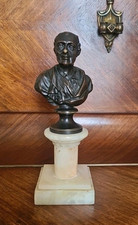 buste en bronze représentant Voltaire et Montesquieu, d'époque Louis XVI. 