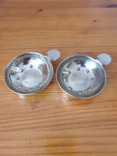 Deux tastevins gravés Saumur Ackerman en métal poucette en forme de coquille