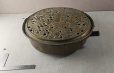 Ancienne bassinoire avec couvercle / chauffe lit, en laiton ajouré, décor profil