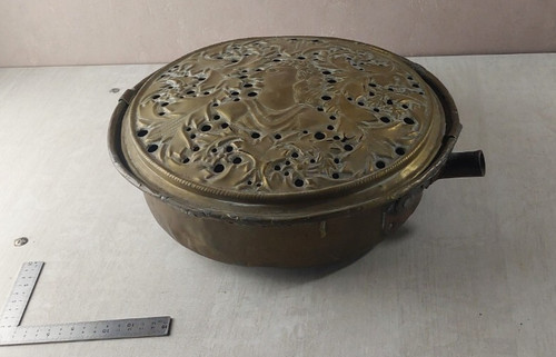 Ancienne bassinoire avec