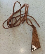 fabrication artisanale collier cuir + pendentif  liège sur Acajou Plaque nacre