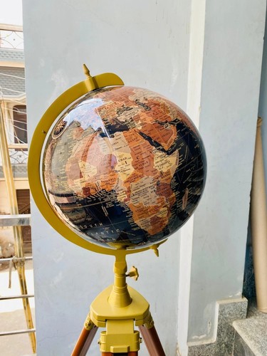 Trépied globe terrestre sur