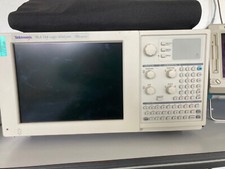 Analyseur logique Tektronix TLA 714 avec TLA 7N4 136 canaux module TLA 7E1