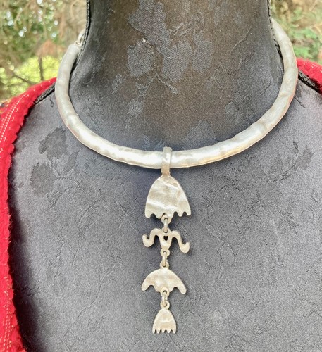 Collier argenté signé biche - signé,