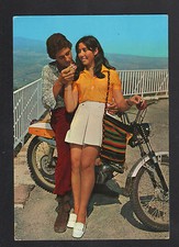 COUPLE d'AMOUREUX en MOBILETTE