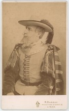 Chanteur d'opéra en costume