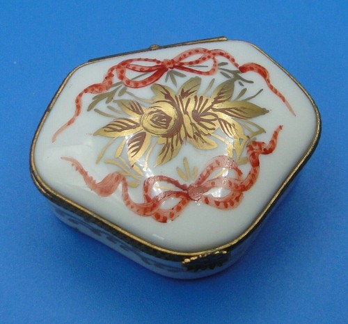 Boite pilule porcelaine - a,