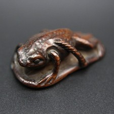 Ancienne grenouille japonaise en netsuke sur sandale en paille Waraji Edo...