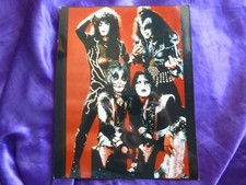 KISS Photo 1977 posée sur fond rouge Grand format 20.2x25.6 cm Papier brillant