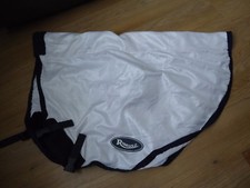 Petit tapis de cou mouche