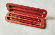 PARURE DE STYLOS DANS SON