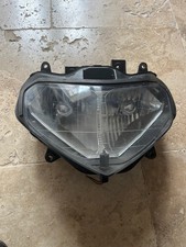 UN OPTIQUE FEU PHARE AVANT