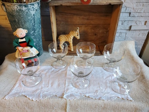 Anciens verres pied - a, en
