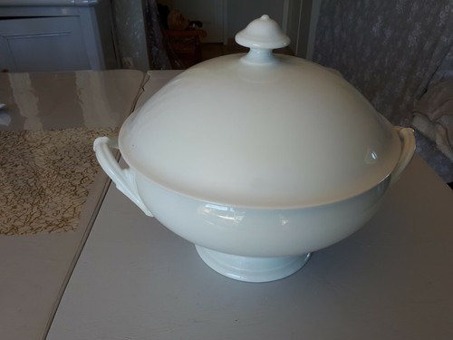 Soupière émaillée blanche