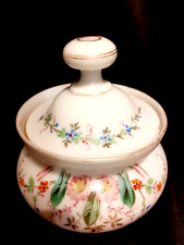 Ancienne Bonbonnière  en opaline  à décor de fleurs Napoléon III