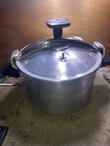 Ancienne cocotte minute - (d28),