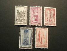 ***TIMBRES DE FRANCE***  SERIE CATHEDRALES  N° 663 / 667** NEUFS SANS CHARNIERE