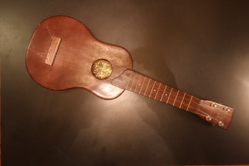 Kamaka ukulele gold label - gold, old