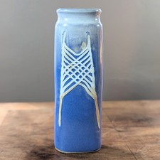 Vase Marty Lezoux, grès vernissé bleu et gris, décor blanc, vase plat signé