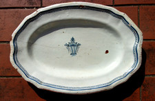 Grand plat cul noir en faience